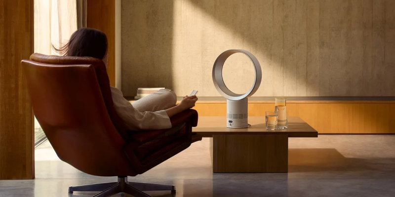 Dyson представила безлопастный настольный вентилятор Cool FC1 с ЖК-дисплеем
